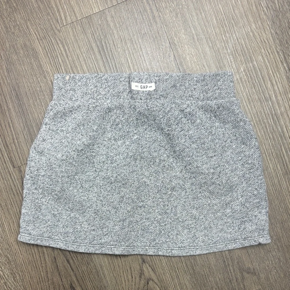 GAP Girl’s 6-7 (Ha!) Heather Gray Skirt w Zip Pockets, Elastic+Drwstrg Wst. GUC.